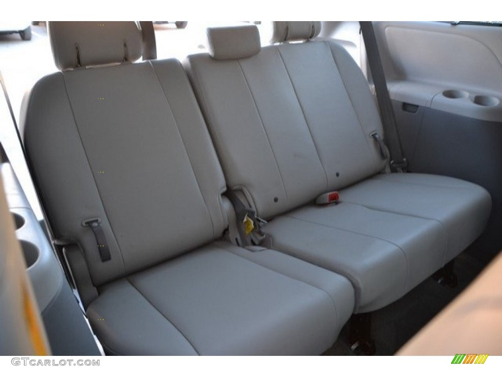 2014 Sienna XLE AWD - Silver Sky Metallic / Light Gray photo #25