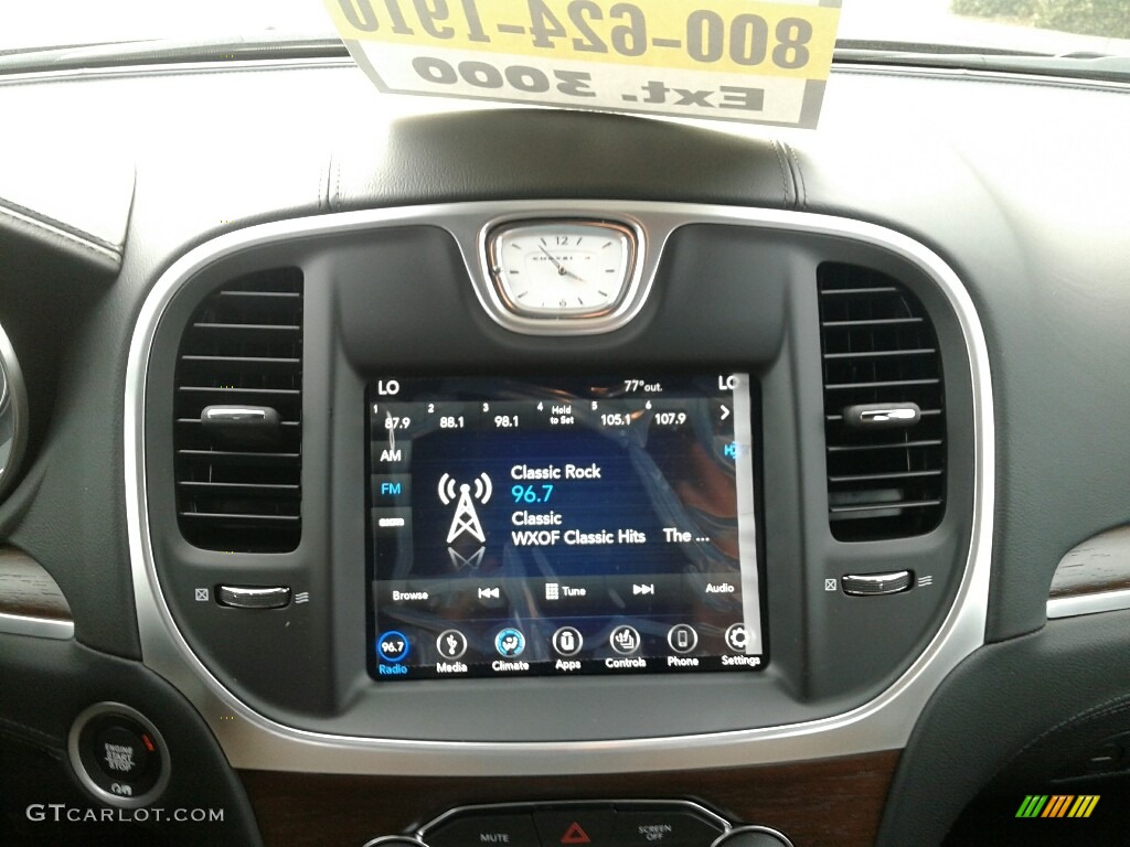 2018 Chrysler 300 C Controls Photo #124475271