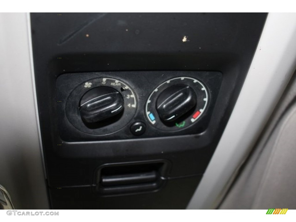 2003 Expedition XLT - Laser Red Tinted Metallic / Flint Grey photo #20