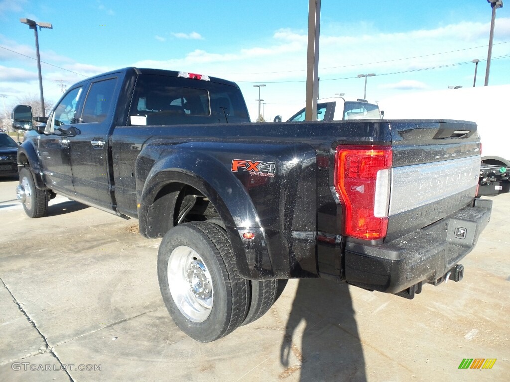 2018 F450 Super Duty Platinum Crew Cab 4x4 - Shadow Black / Black photo #4