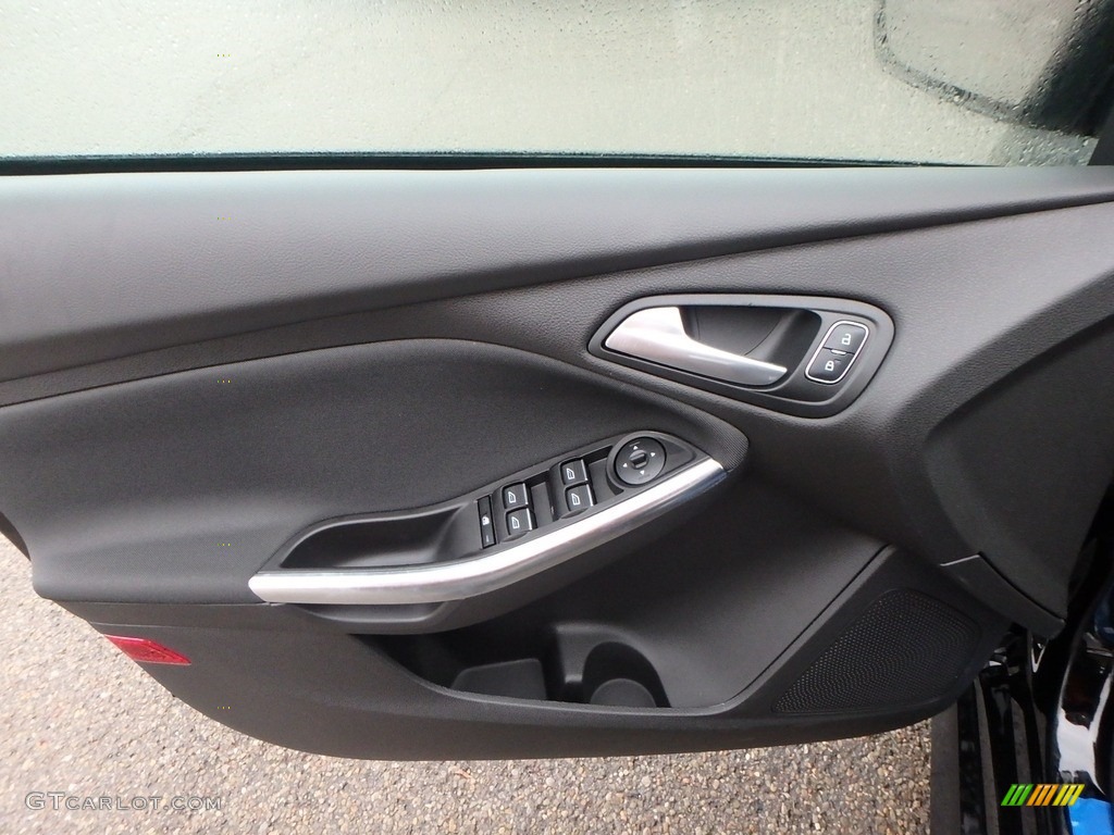 2018 Ford Focus ST Hatch Charcoal Black Door Panel Photo #124562540