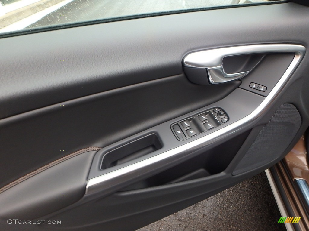 2018 Volvo V60 Cross Country T5 AWD Off Black Door Panel Photo #124563836