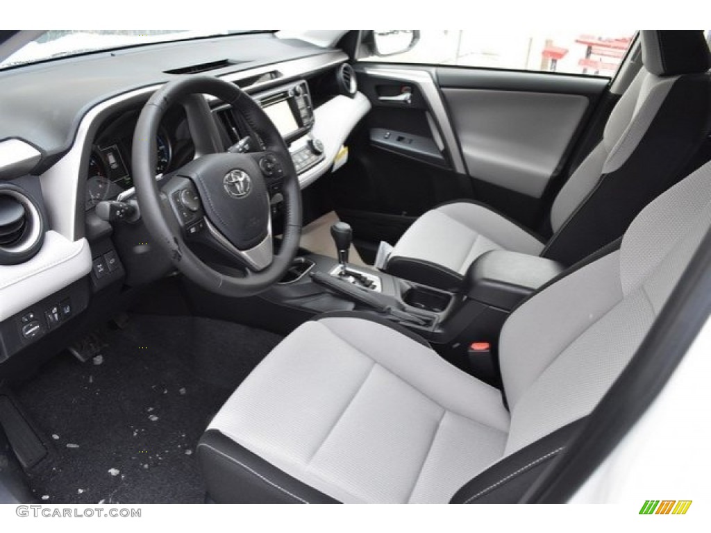 2018 RAV4 XLE AWD - Super White / Black photo #5