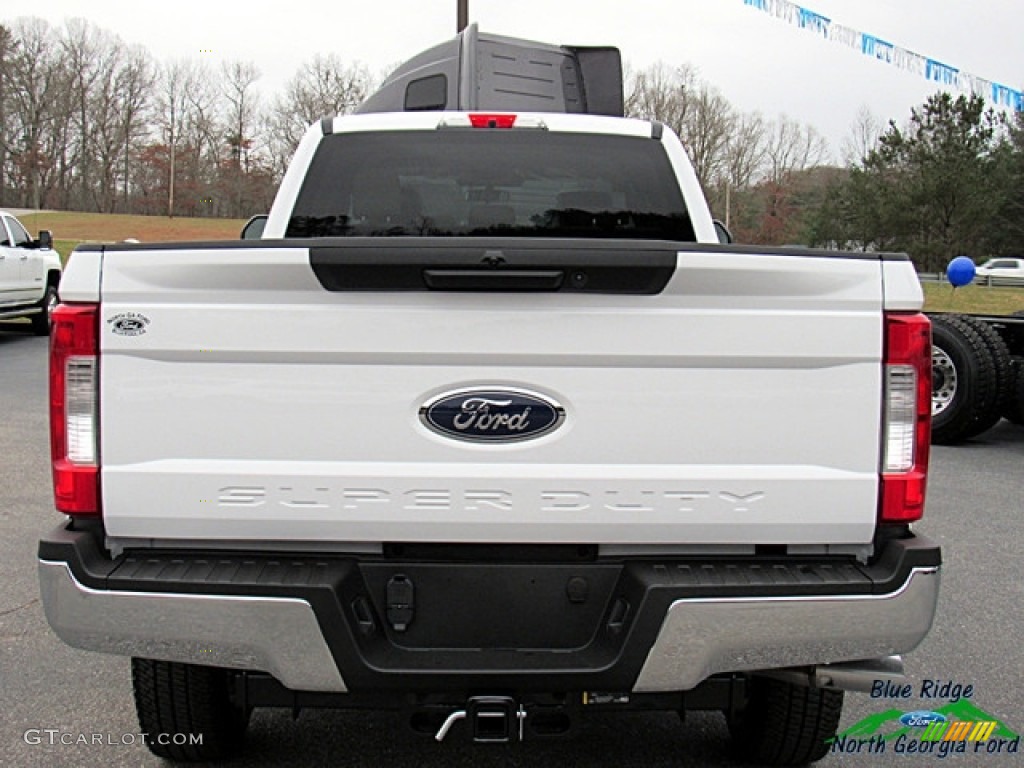 2017 F350 Super Duty XL Crew Cab 4x4 - Oxford White / Medium Earth Gray photo #4