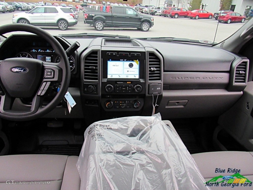 2017 F350 Super Duty XL Crew Cab 4x4 - Oxford White / Medium Earth Gray photo #15