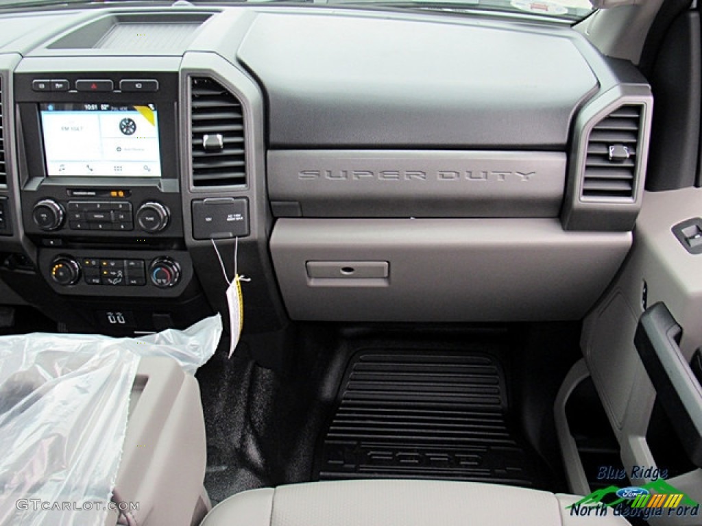 2017 F350 Super Duty XL Crew Cab 4x4 - Oxford White / Medium Earth Gray photo #16