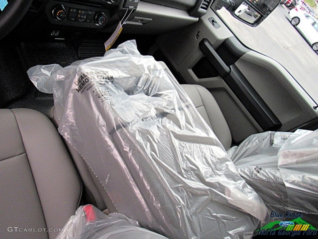 2017 F350 Super Duty XL Crew Cab 4x4 - Oxford White / Medium Earth Gray photo #28