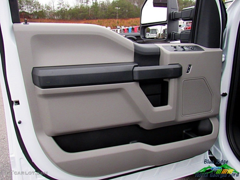 2017 F350 Super Duty XL Crew Cab 4x4 - Oxford White / Medium Earth Gray photo #29