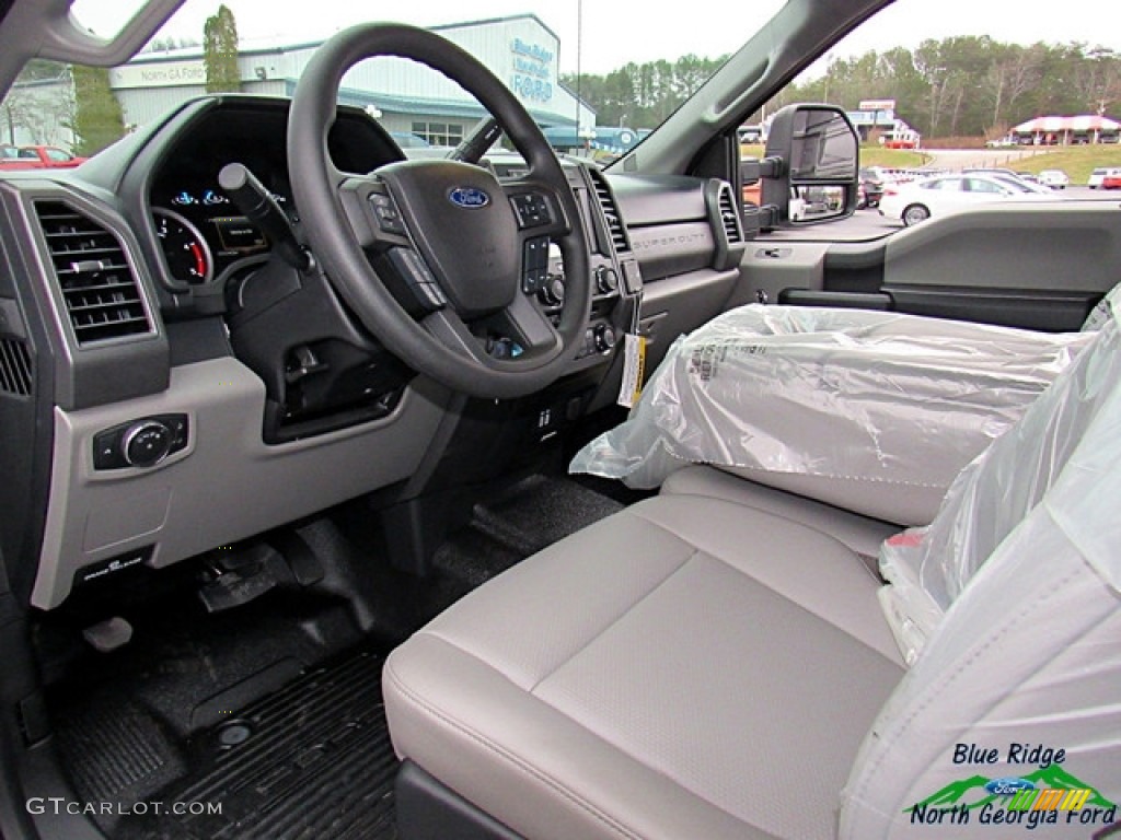 2017 F350 Super Duty XL Crew Cab 4x4 - Oxford White / Medium Earth Gray photo #30