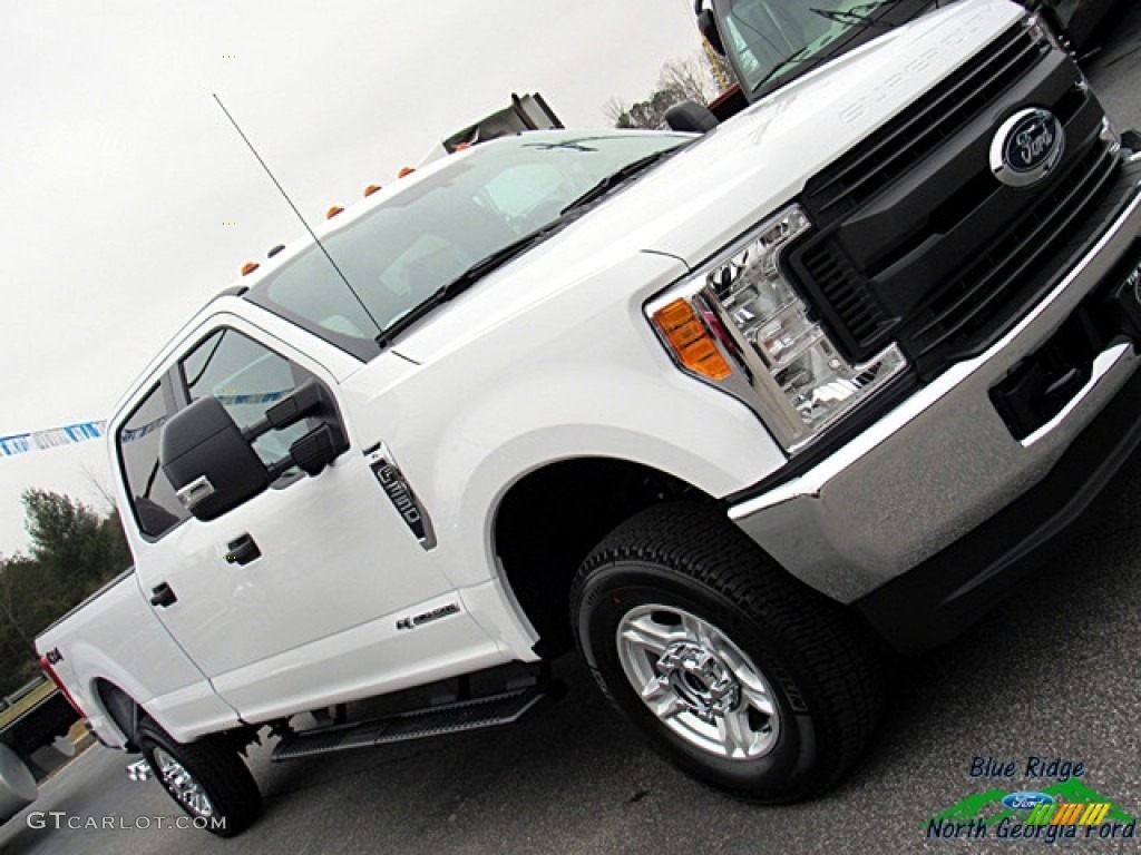 2017 F350 Super Duty XL Crew Cab 4x4 - Oxford White / Medium Earth Gray photo #33