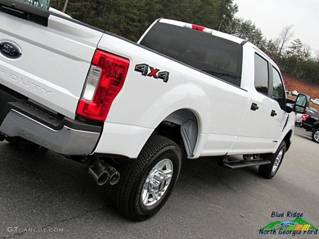 2017 F350 Super Duty XL Crew Cab 4x4 - Oxford White / Medium Earth Gray photo #34