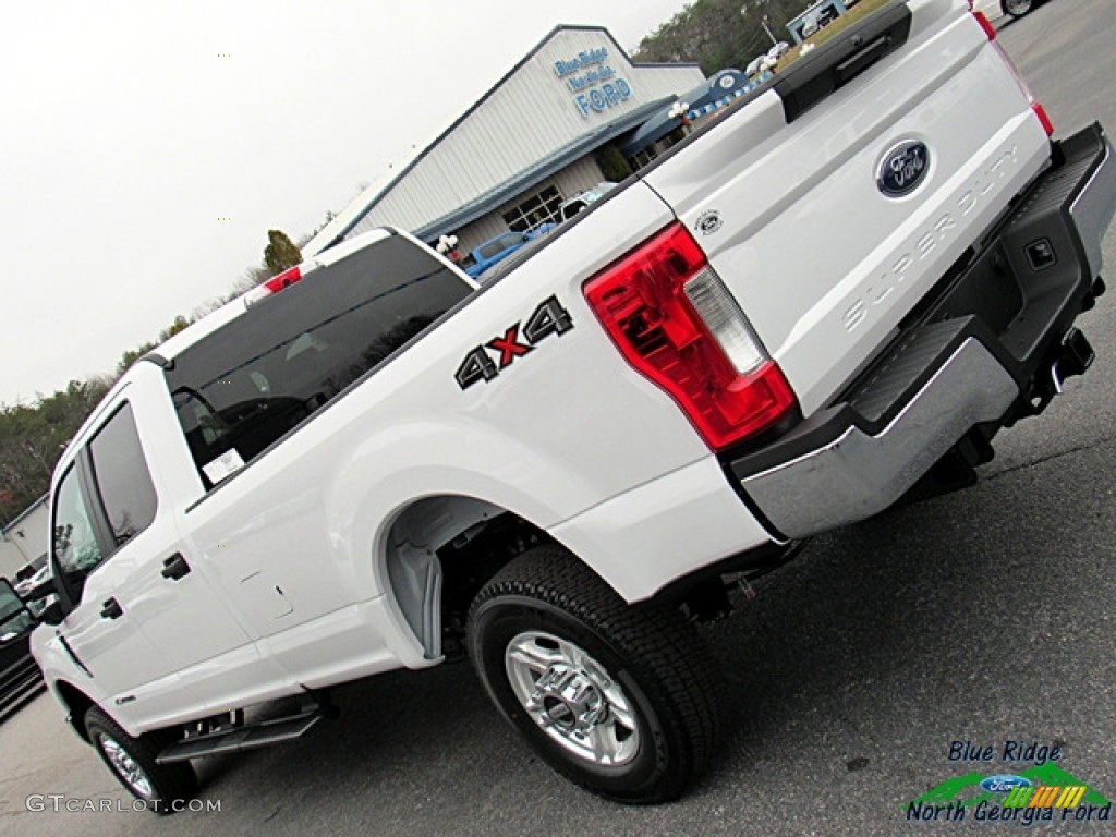 2017 F350 Super Duty XL Crew Cab 4x4 - Oxford White / Medium Earth Gray photo #35