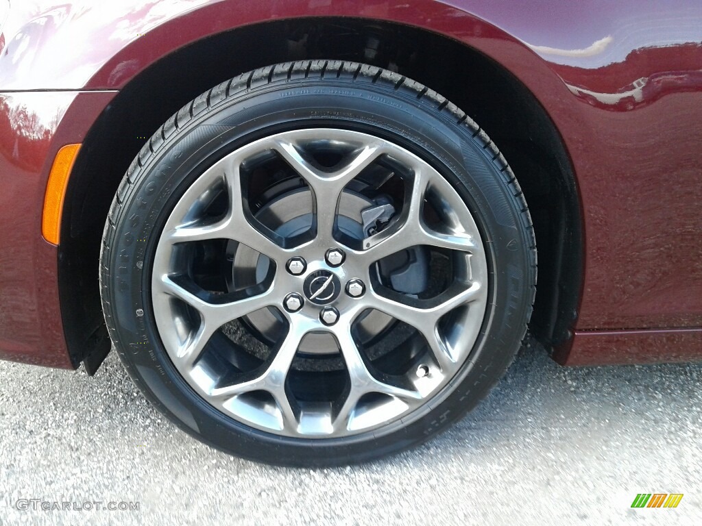 2018 300 S - Velvet Red Pearl / Black photo #20
