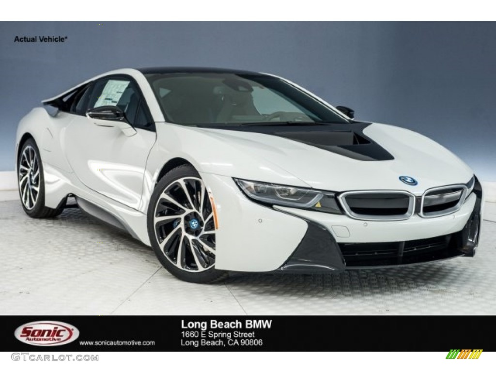 2017 i8  - Crystal White Pearl Metallic / Tera Exclusive Dalbergia Brown photo #1