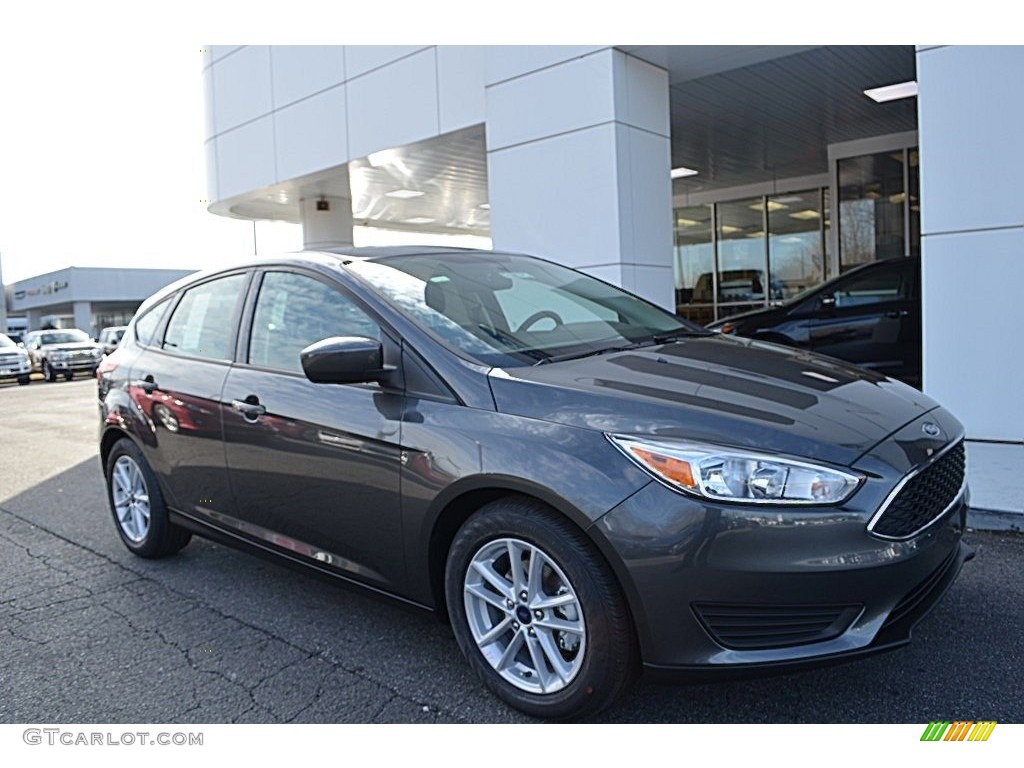 2018 Focus SE Hatch - Magnetic / Charcoal Black photo #1