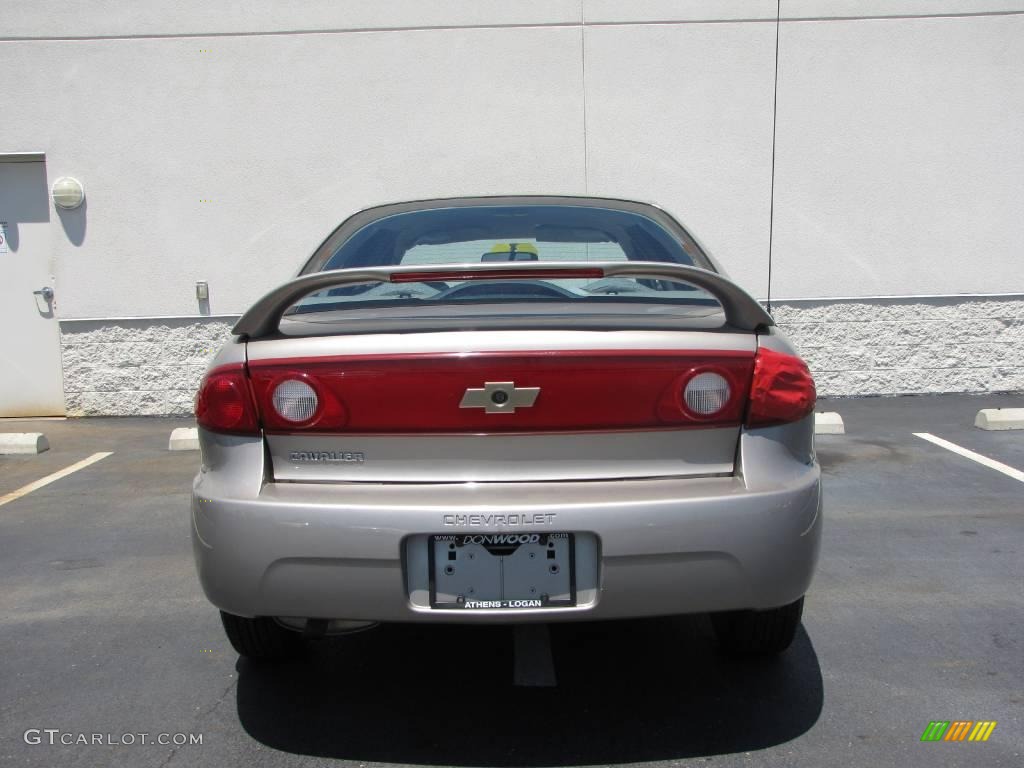 2004 Cavalier Sedan - Sandrift Metallic / Neutral photo #8