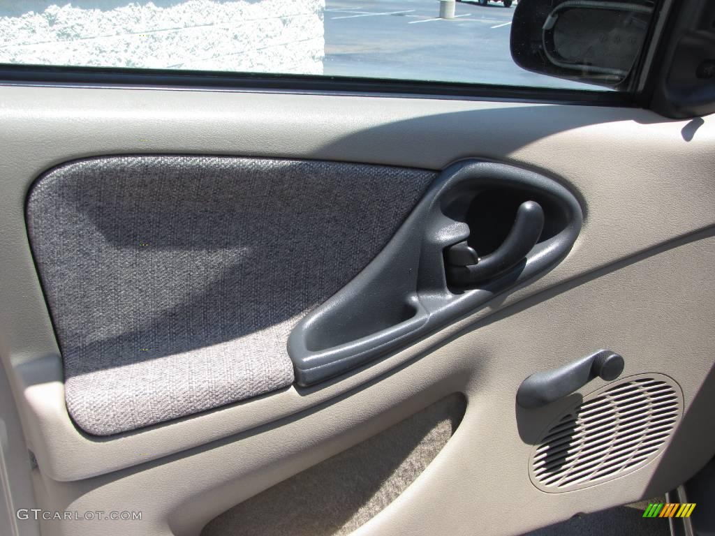 2004 Cavalier Sedan - Sandrift Metallic / Neutral photo #9