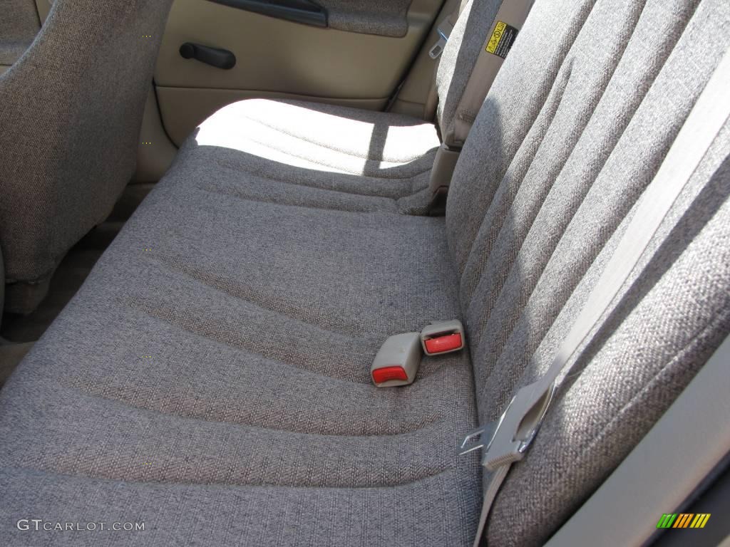 2004 Cavalier Sedan - Sandrift Metallic / Neutral photo #10