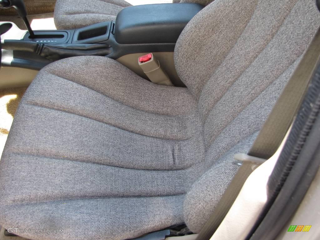 2004 Cavalier Sedan - Sandrift Metallic / Neutral photo #11