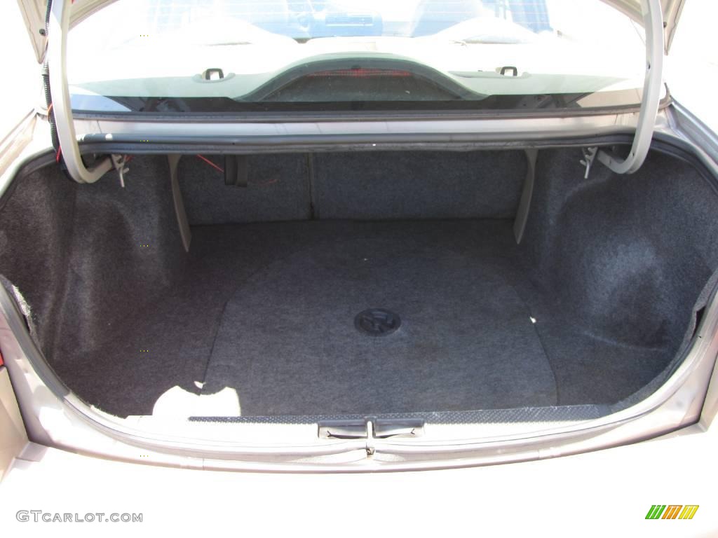 2004 Cavalier Sedan - Sandrift Metallic / Neutral photo #14