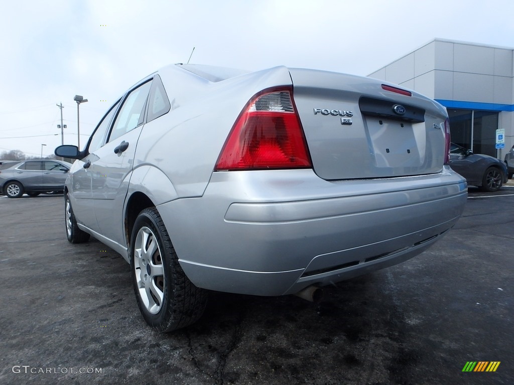 2005 Focus ZX4 S Sedan - CD Silver Metallic / Dark Flint/Light Flint photo #5