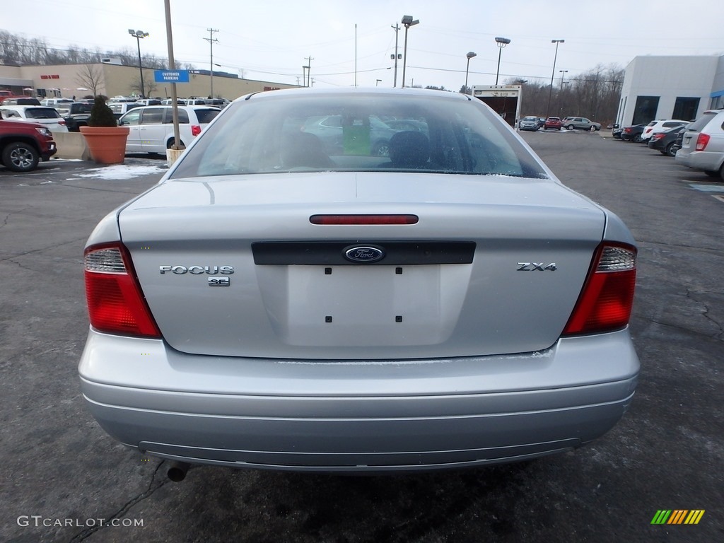 2005 Focus ZX4 S Sedan - CD Silver Metallic / Dark Flint/Light Flint photo #6