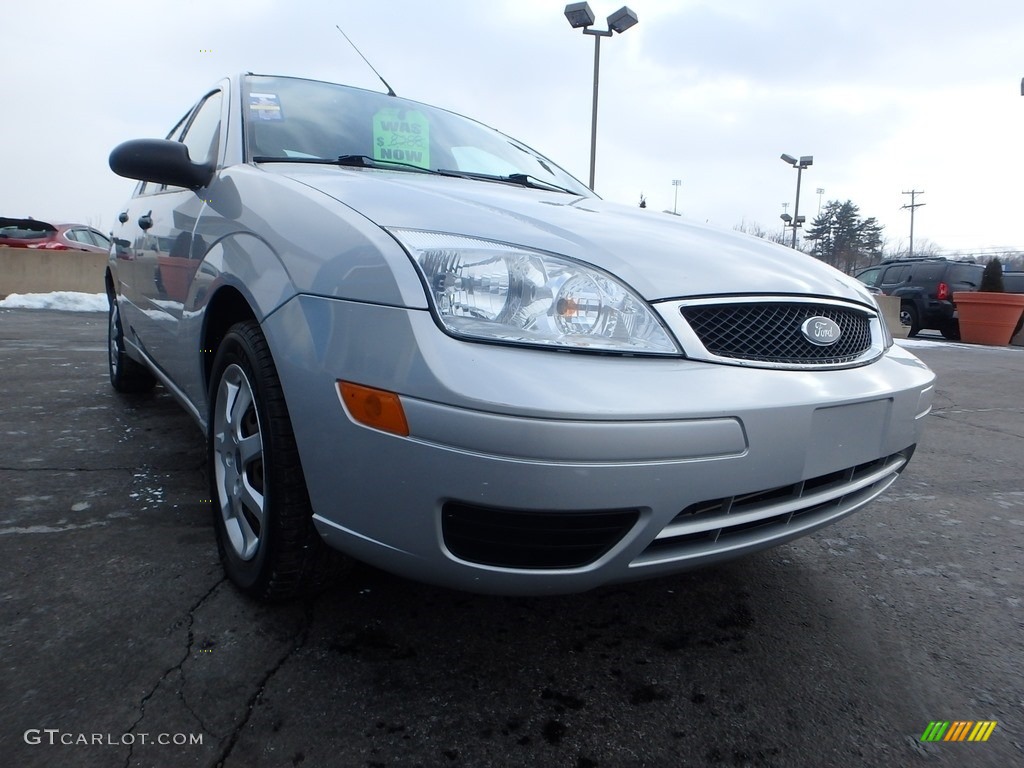 2005 Focus ZX4 S Sedan - CD Silver Metallic / Dark Flint/Light Flint photo #11