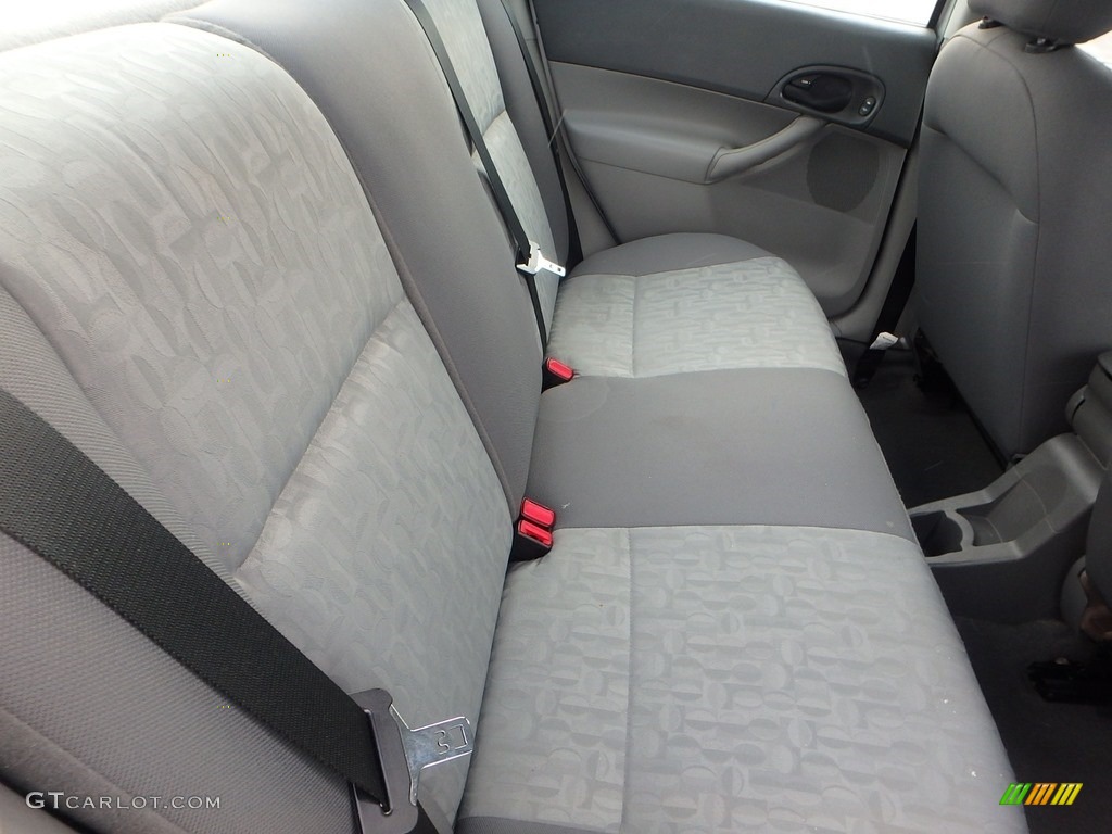2005 Focus ZX4 S Sedan - CD Silver Metallic / Dark Flint/Light Flint photo #20