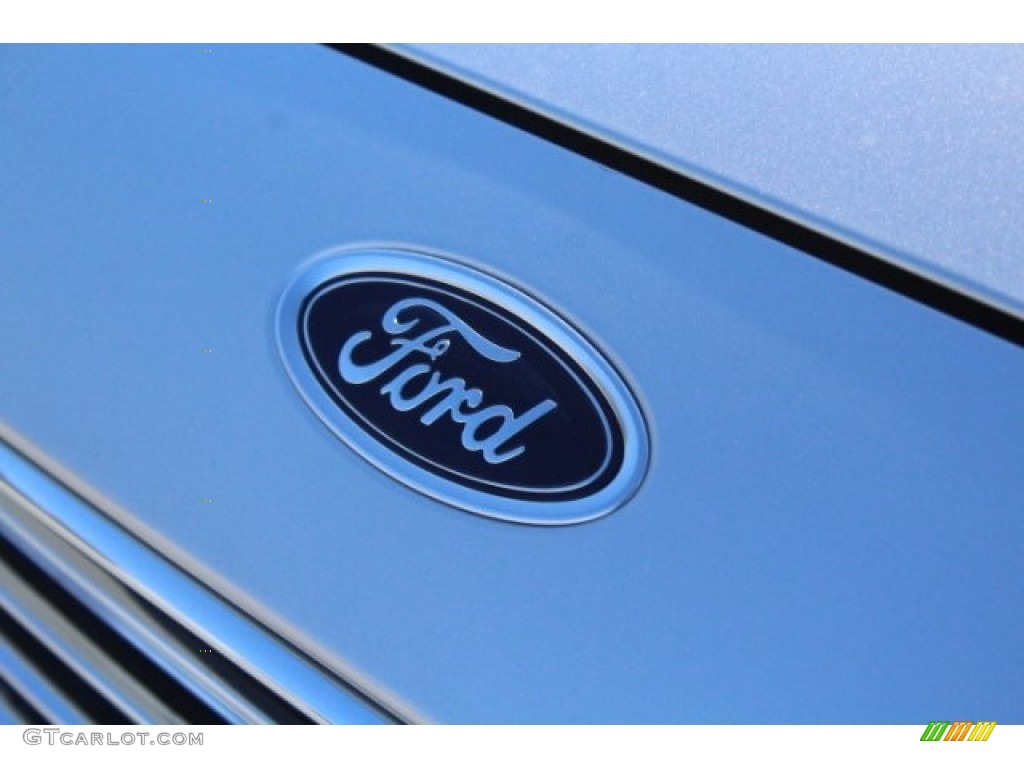 2018 Ford Fusion SE Marks and Logos Photos