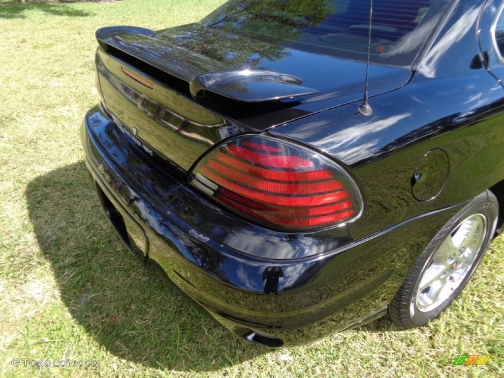 2004 Grand Am SE Sedan - Black / Dark Pewter photo #15