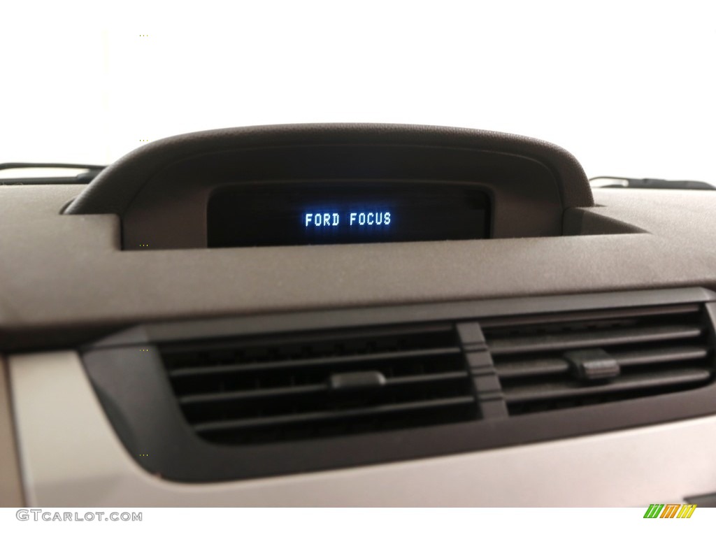 2009 Focus SE Sedan - Amber Gold Metallic / Medium Stone photo #9