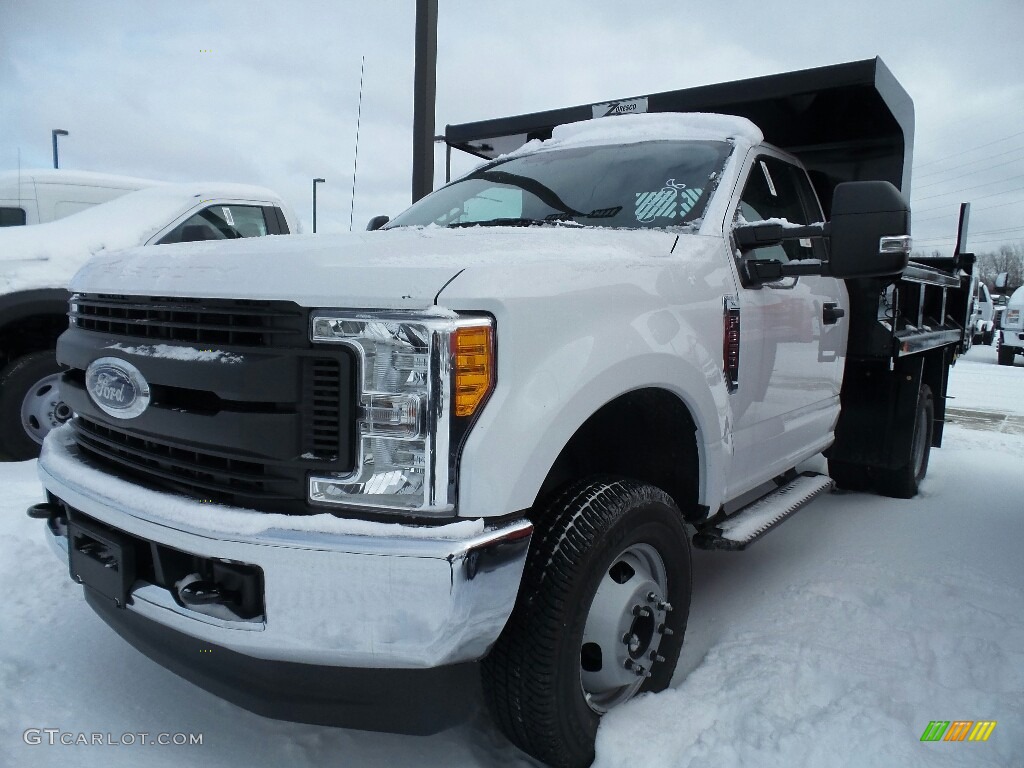 Oxford White Ford F350 Super Duty