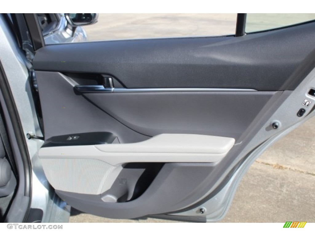 2018 Camry LE - Celestial Silver Metallic / Ash photo #24
