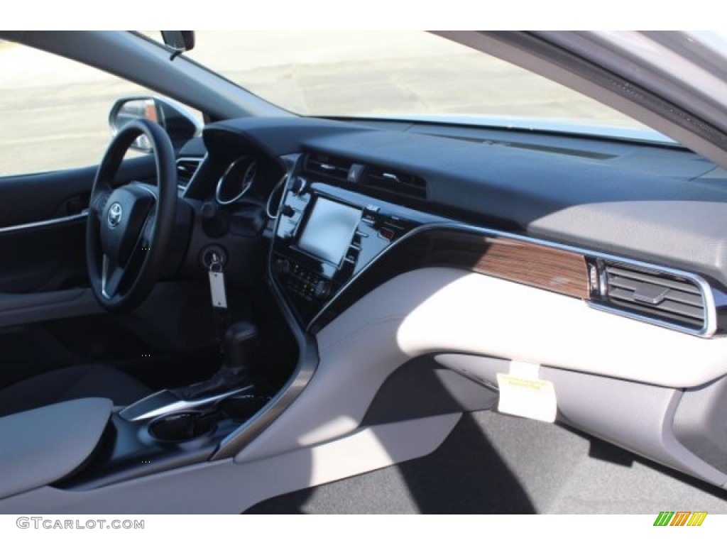 2018 Camry LE - Celestial Silver Metallic / Ash photo #27