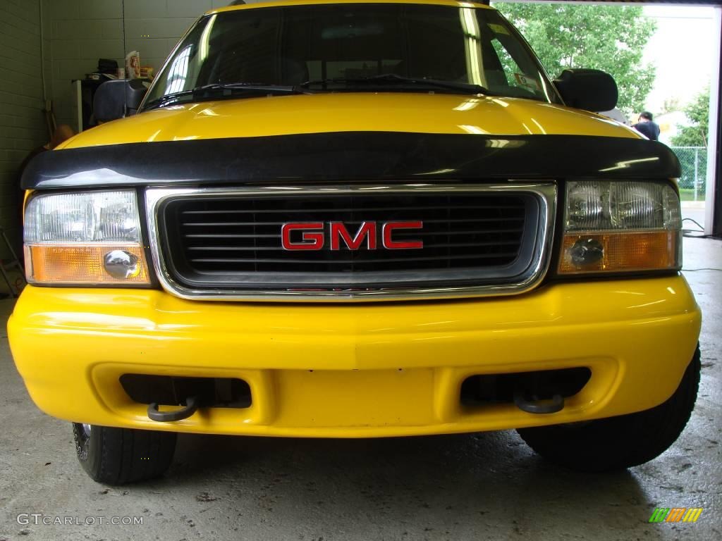 2002 Sonoma SLS Crew Cab 4x4 - Flame Yellow / Graphite photo #2