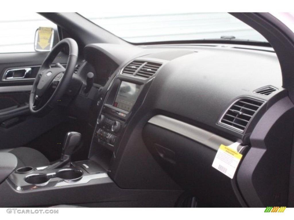 2018 Explorer XLT - White Platinum / Ebony Black photo #34