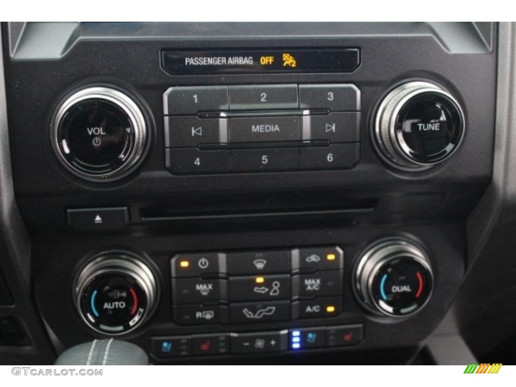2018 Ford F150 SVT Raptor SuperCrew 4x4 Controls Photo #124783540