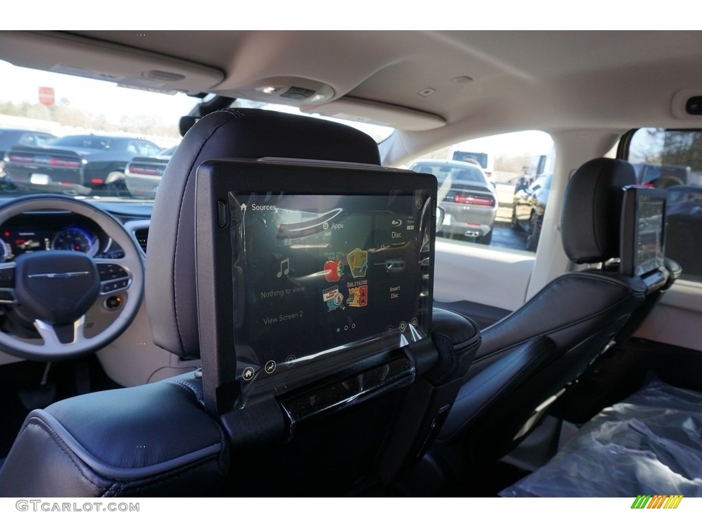 2018 Chrysler Pacifica Limited Entertainment System Photos