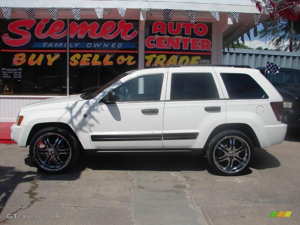 2005 Grand Cherokee Laredo 4x4 - Stone White / Khaki photo #1