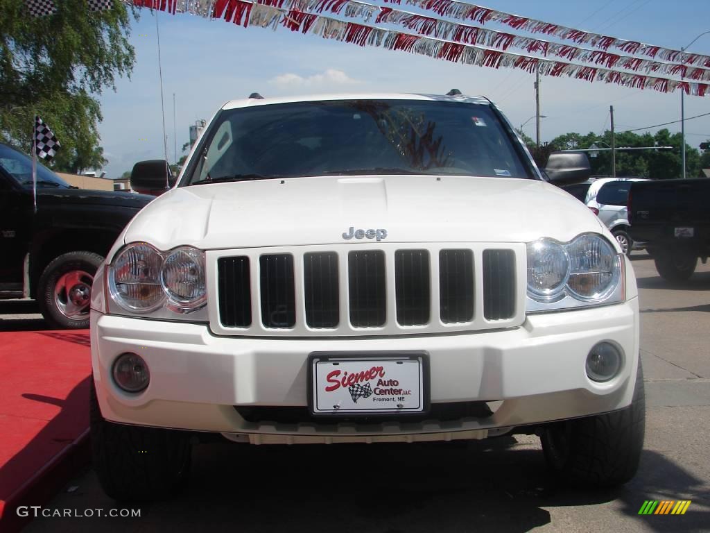 2005 Grand Cherokee Laredo 4x4 - Stone White / Khaki photo #3