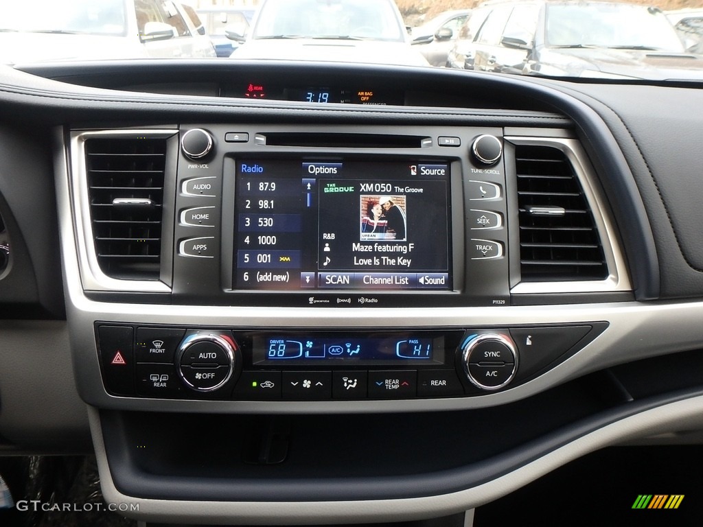 2018 Toyota Highlander LE AWD Controls Photos
