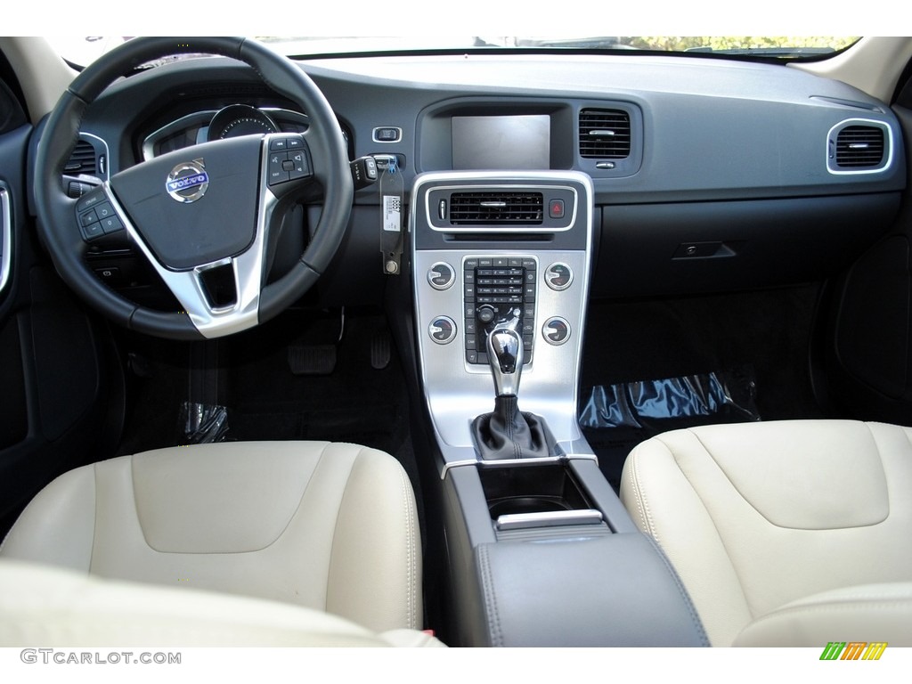 2017 Volvo V60 T5 Dashboard Photos