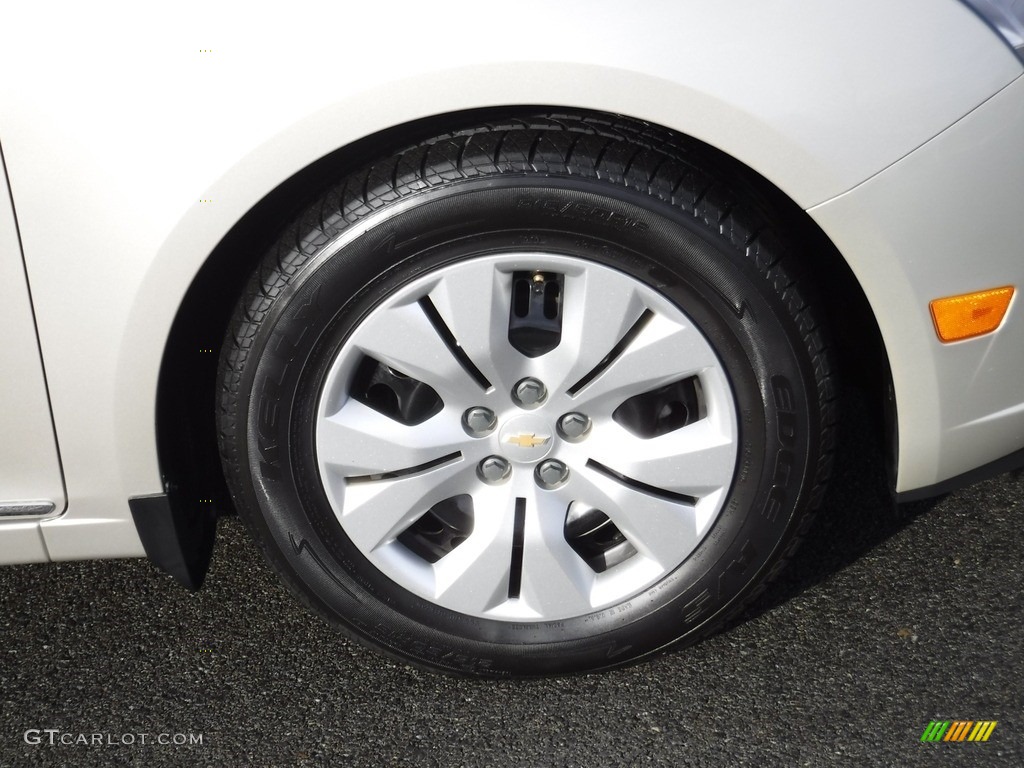 2014 Cruze LS - Champagne Silver Metallic / Jet Black/Medium Titanium photo #3
