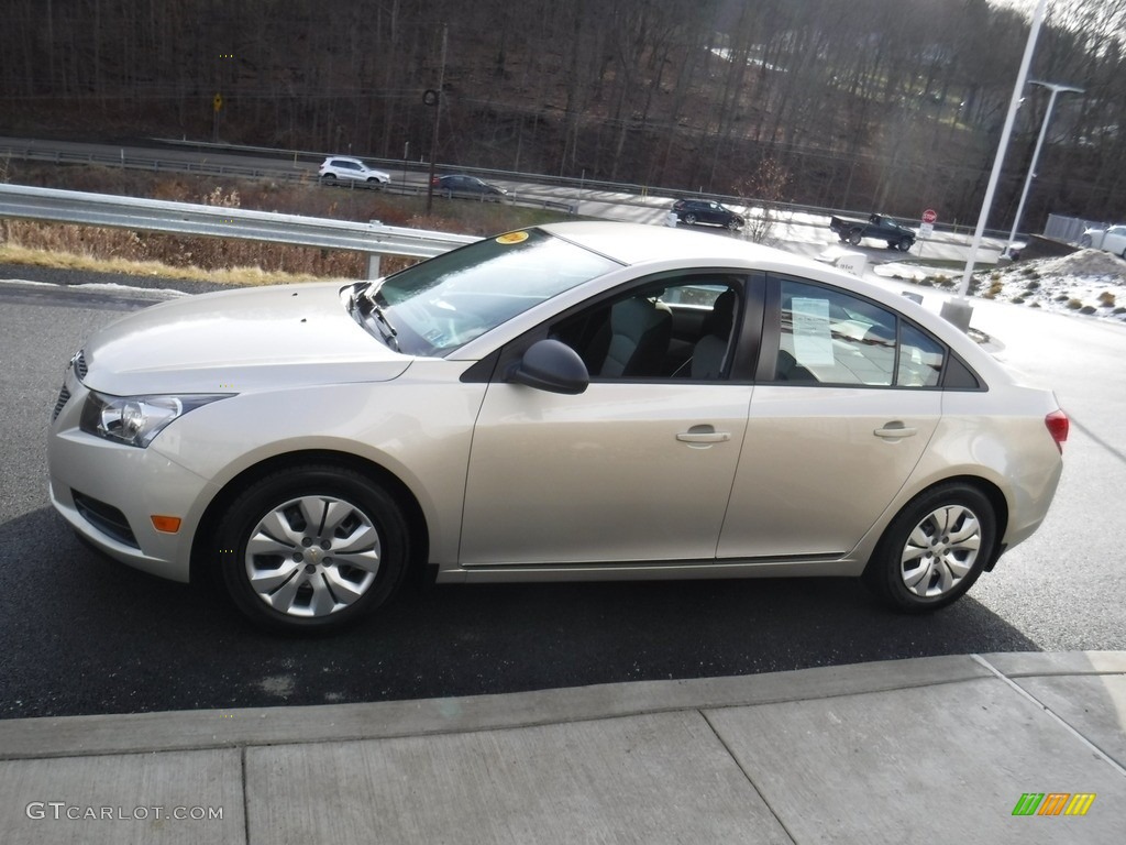 2014 Cruze LS - Champagne Silver Metallic / Jet Black/Medium Titanium photo #6
