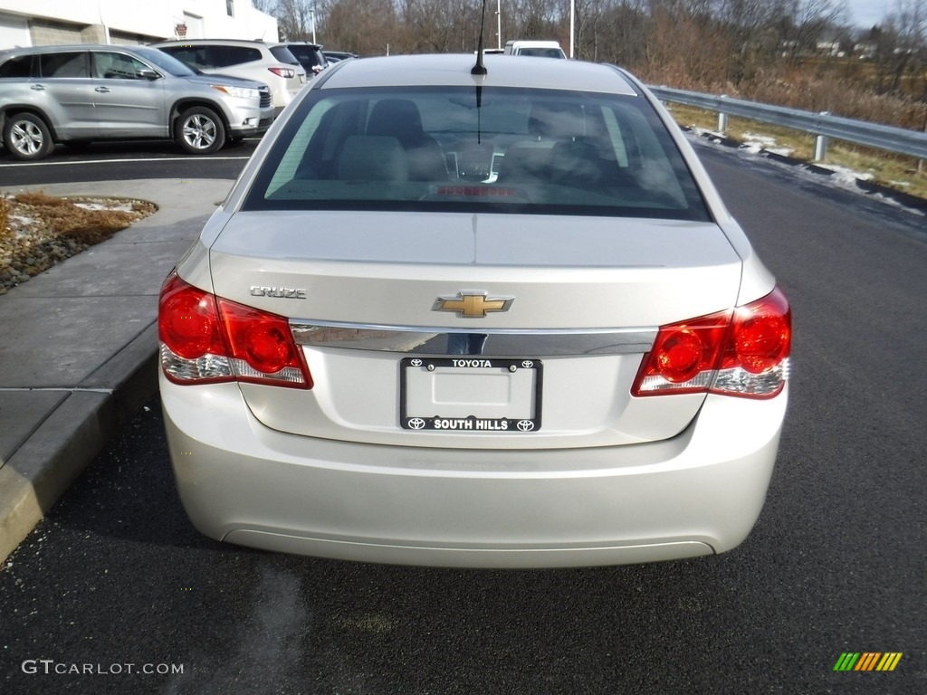 2014 Cruze LS - Champagne Silver Metallic / Jet Black/Medium Titanium photo #8
