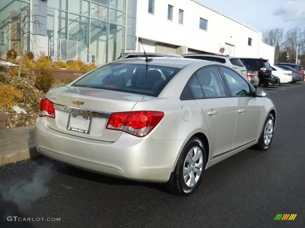 2014 Cruze LS - Champagne Silver Metallic / Jet Black/Medium Titanium photo #9