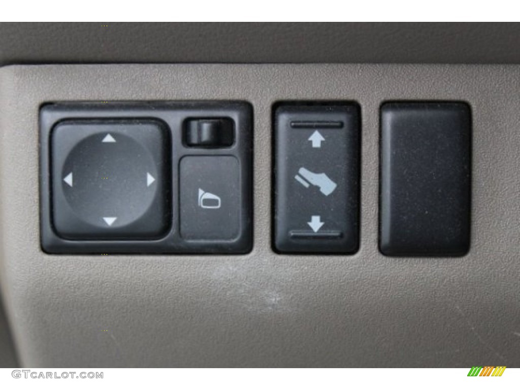 2011 Pathfinder SV - Avalanche White / Cafe Latte photo #24