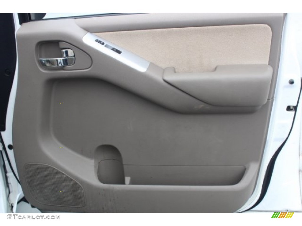 2011 Pathfinder SV - Avalanche White / Cafe Latte photo #32