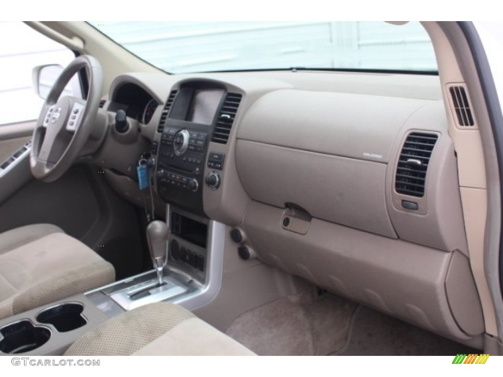 2011 Pathfinder SV - Avalanche White / Cafe Latte photo #33