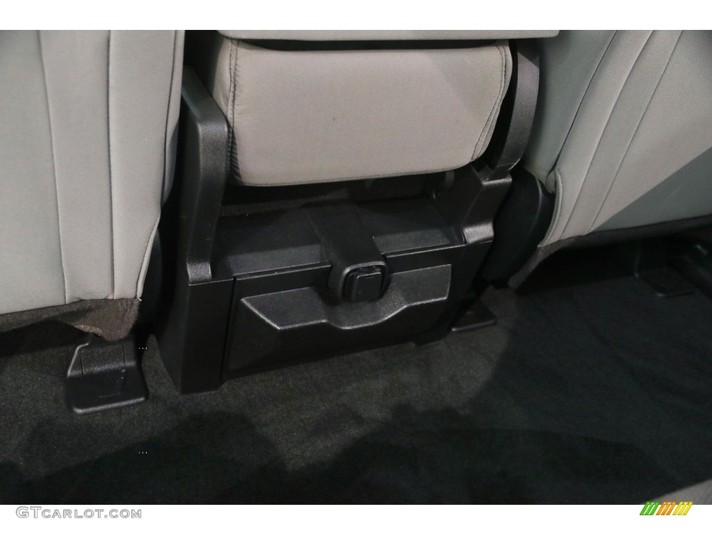 2017 F350 Super Duty XL Crew Cab 4x4 - Ingot Silver / Medium Earth Gray photo #28